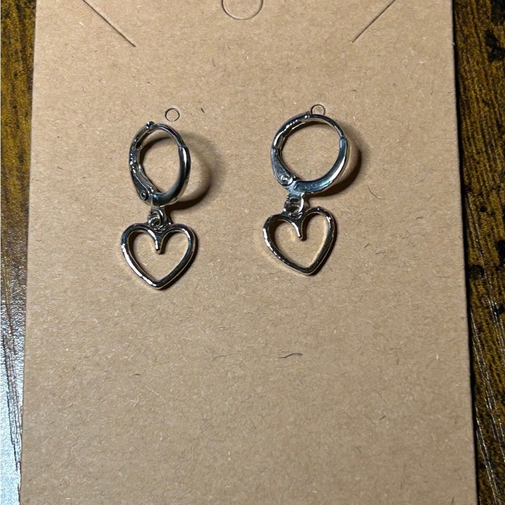 💕 Silver Heart Hoop Earrings - Picture 2 of 2